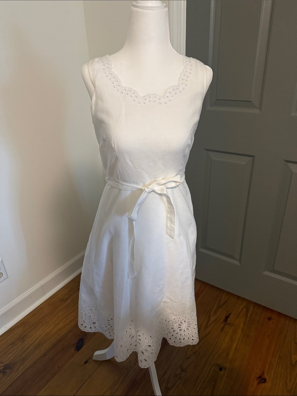 Talbots Sz 4P Classic White Scallop Eyelet Linen A-Line Dress
